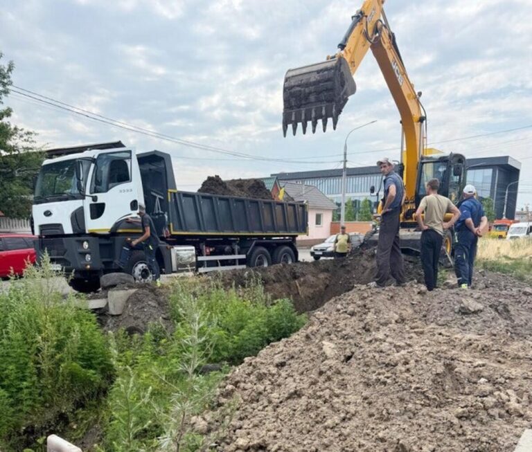 На найбільшому магістральному водогоні Вінниці стався аварійний витік