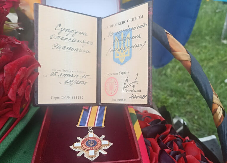 Орден із болем у серці: дружина полеглого прикордонника з Вінниччини отримала нагороду