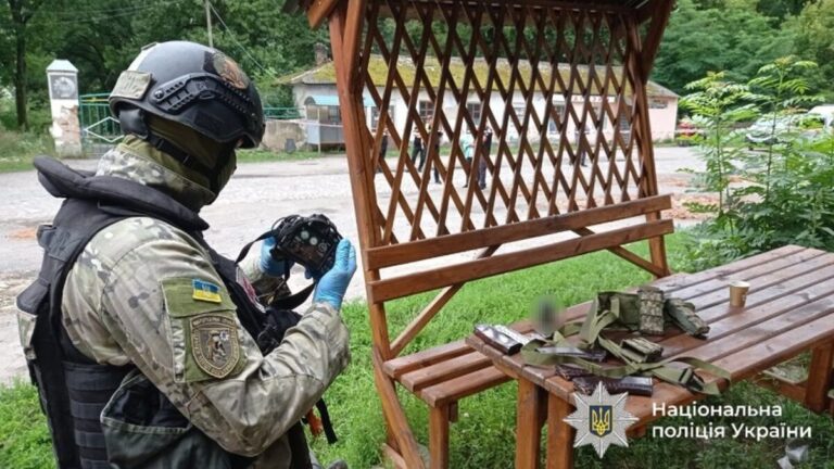 Замість арешту — куля: підозрюваний у вбивстві пенсіонерів застрелився під час перемовин на Вінниччині