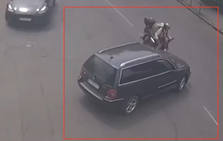У Вінниці автомобіль збив кур’єра на мотоциклі (ВІДЕО)