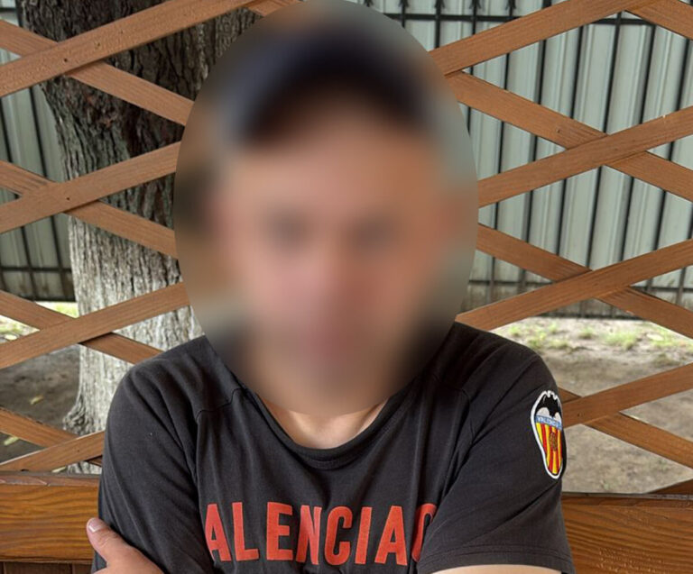 Розбив скло та проколов шини у чотирьох авто: у Вінниці спіймали чоловіка