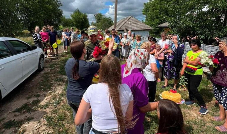 Сльози щастя та обійми: у Копайгородській громаді зустріли звільненого з полону воїна (ФОТО)