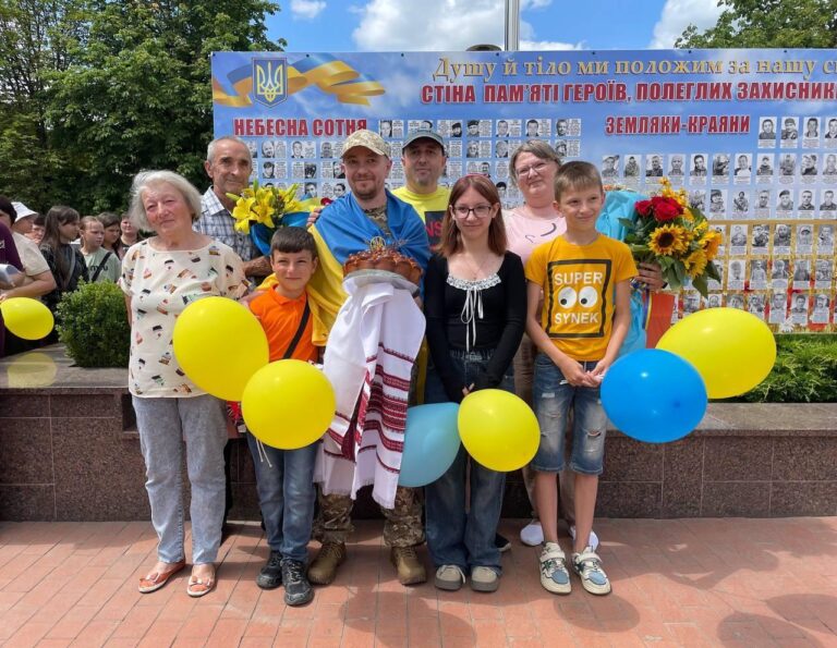 Сльози радості та обійми: у Ладижині зустріли звільненого Захисника Ярослава Склярука (ФОТО)