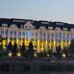 Будівлю Вінницяобленерго прикрасили синьо-жовтим освітленням