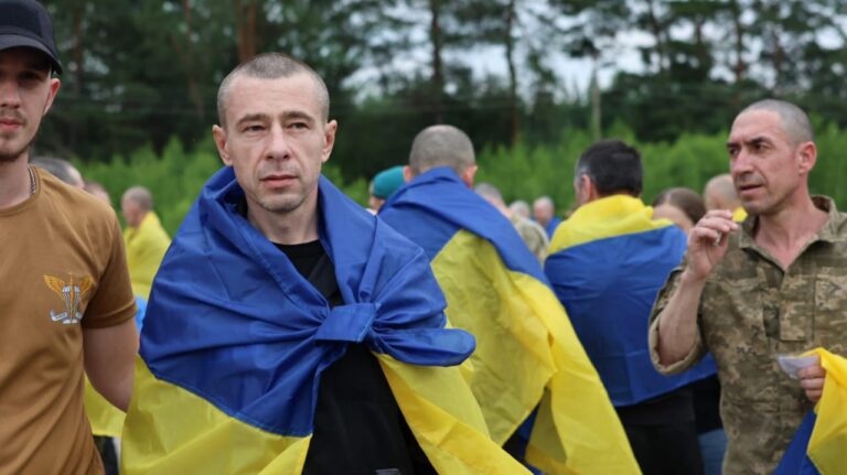 Україна визволила з полону ще одну групу Захисників і цивільних