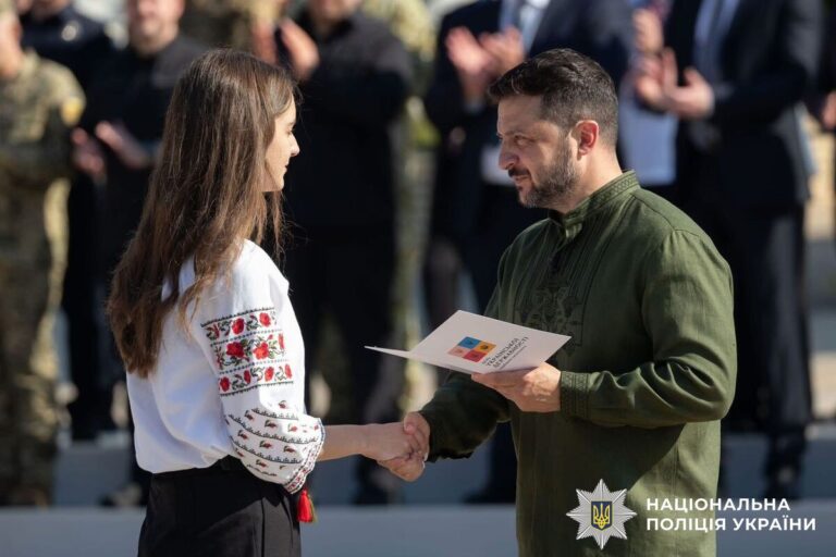 Президент України вручив паспорт доньці вінницької поліцейської волонтерці Анні Михайловській