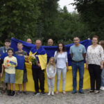 Обійми, сльози щастя та прапори: на Вінниччині усім селом зустріли воїна після полону (ФОТО)