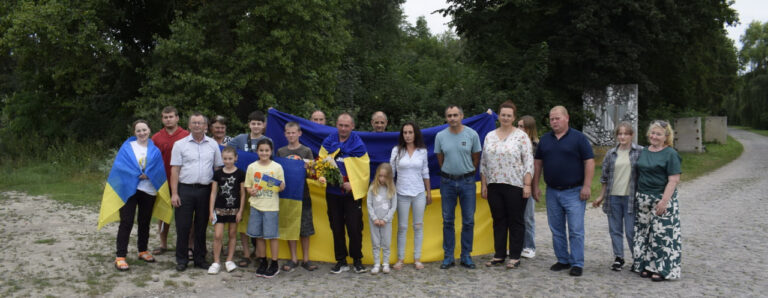 Обійми, сльози щастя та прапори: на Вінниччині усім селом зустріли воїна після полону (ФОТО)