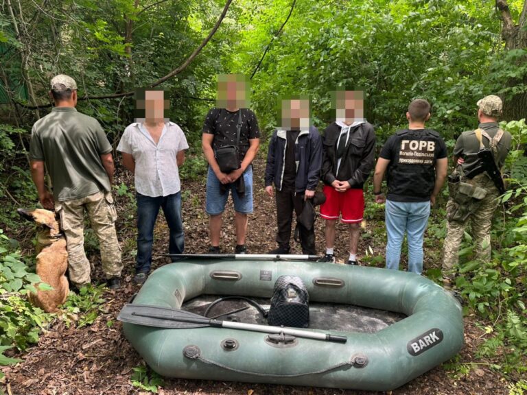 Хотіли перетнути кордон Дністром на гумовому човні: на Вінниччині затримали чотирьох осіб