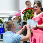 У Вінницькому медуніверситеті вперше за 104 роки хлопець освідчився коханій під час випуску (ВІДЕО)