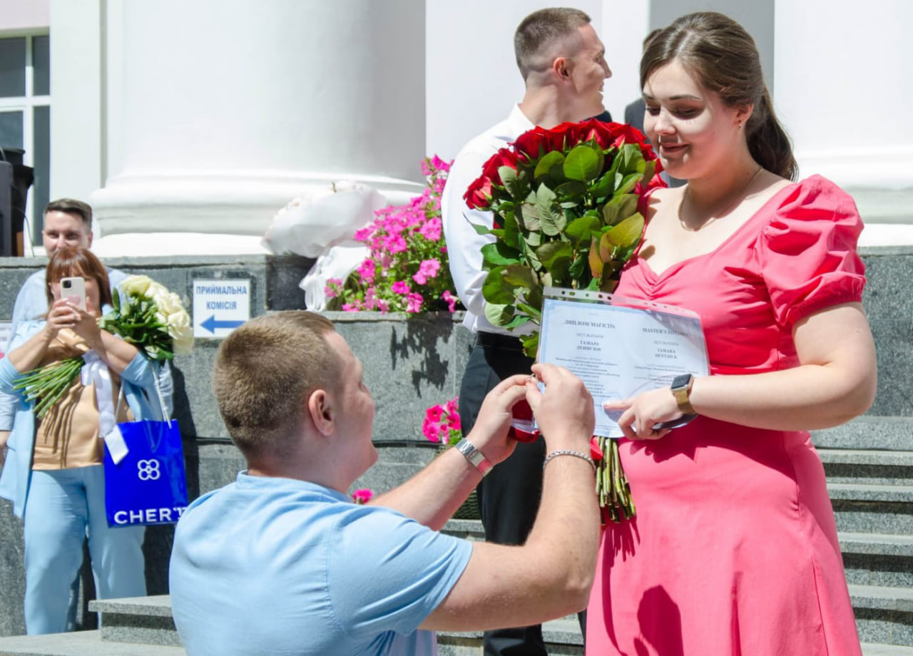 У Вінницькому медуніверситеті вперше за 104 роки хлопець освідчився коханій під час випуску (ВІДЕО)