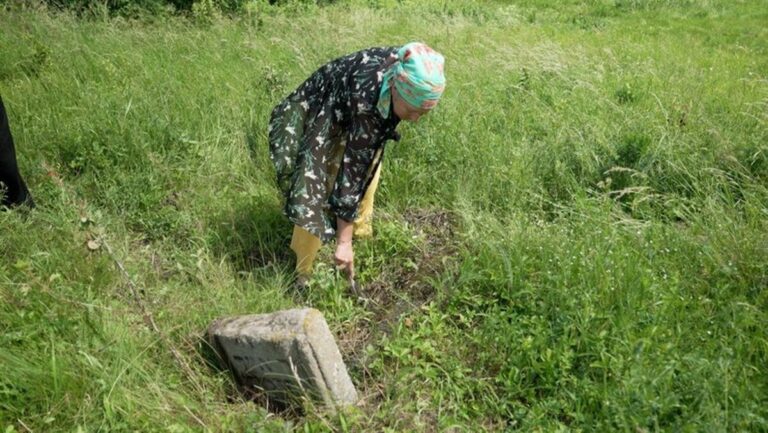 На Вінниччині жінка виявила на власному подвір’ї понад 20 єврейських поховань