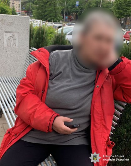 Поліція розшукала жінку, яка забрала квіти зі Скверу пам’яті загиблих у Вінниці