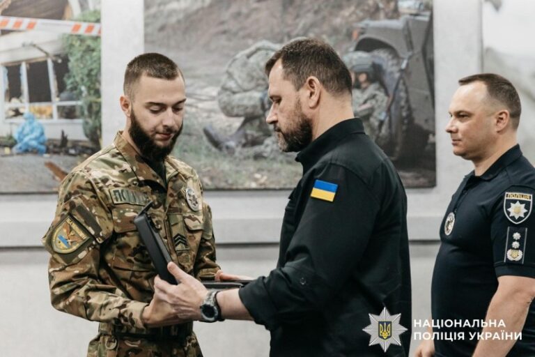 Поліцейський із Жмеринки отримав відзнаку від Міністра внутрішніх справ Ігоря Клименка