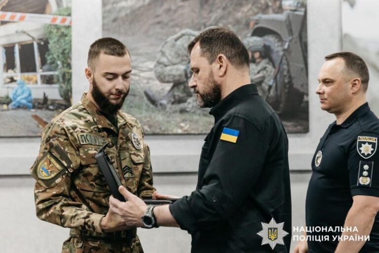 Поліцейський із Жмеринки отримав відзнаку від Міністра внутрішніх справ Ігоря Клименка
