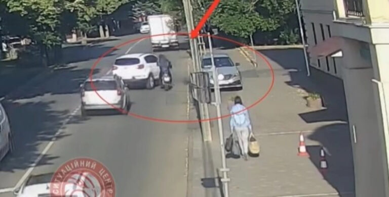Зіткнення на Магістратській: водій KIA не надав перевагу мотоциклісту (відео)