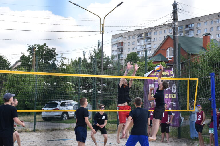 Команди змагаються у турнірі з пляжного волейболу