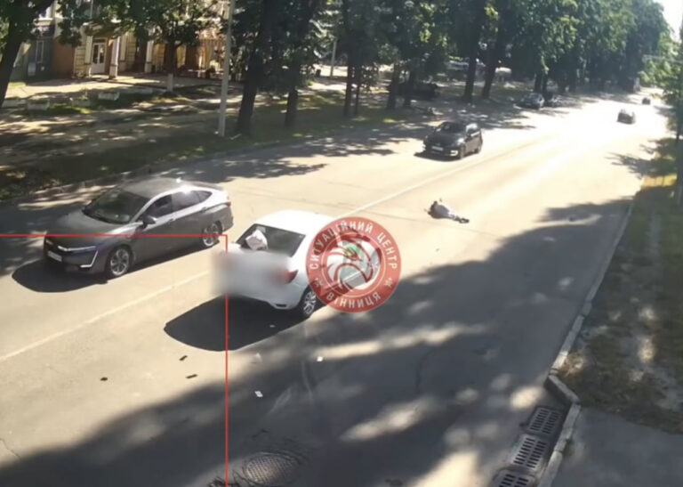 У Вінниці таксі збило дівчину на пішохідному переході (відео)