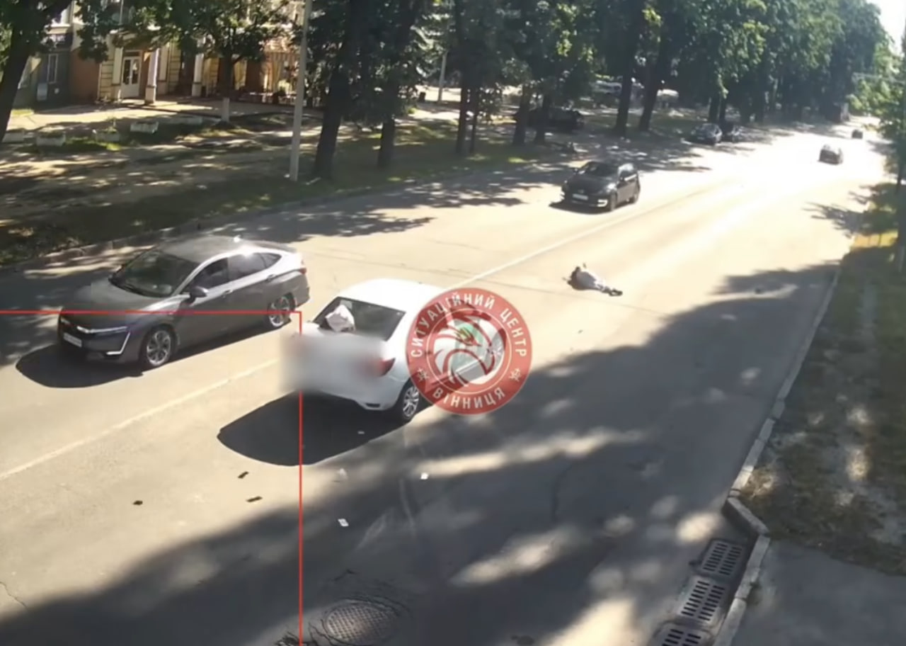 У Вінниці таксі збило дівчину на пішохідному переході (відео)