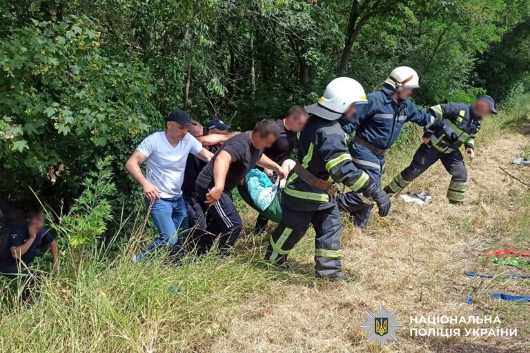 На Вінниччині в аварії загинули жінка та немовля: авто врізалось у дерево