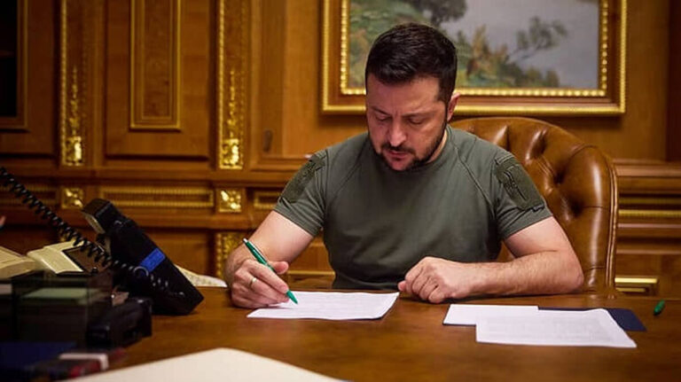 Зеленський підписав закон про множинне громадянство та про вихід із Оттавської конвенції