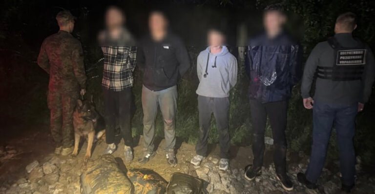 Спроба втечі закінчилася пострілами: серед затриманих чоловіків — житель Вінниччини (ФОТО+ВІДЕО)