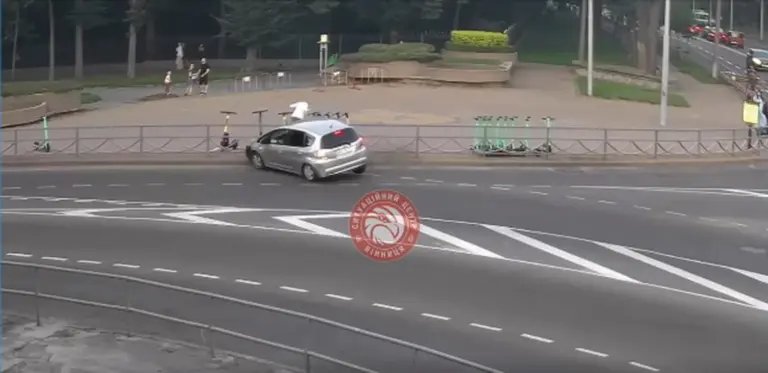 Не впорався з кермом: у Вінниці Honda влетіла в паркан (ВІДЕО)