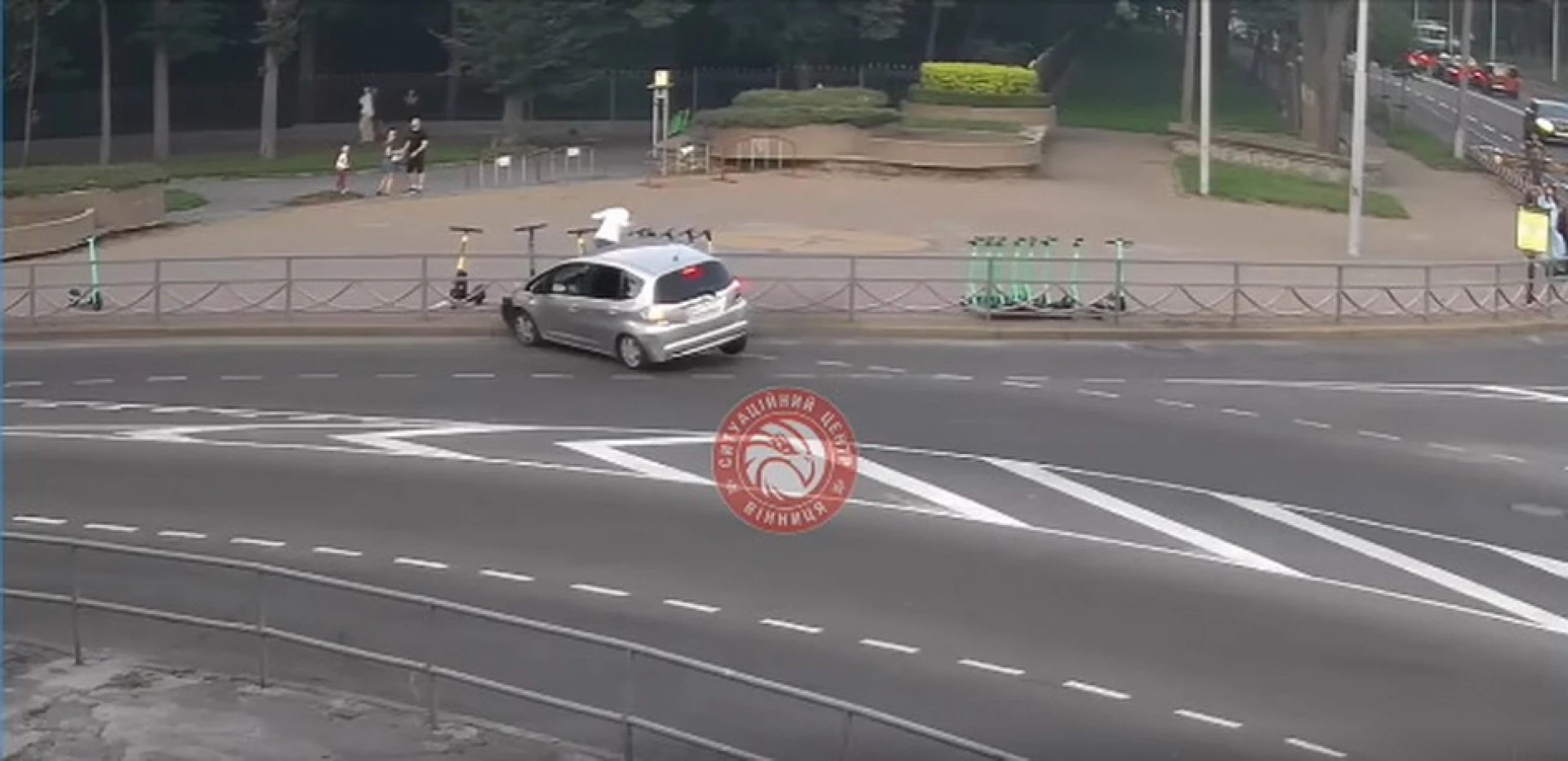 Не впорався з кермом: у Вінниці Honda влетіла в паркан (ВІДЕО)