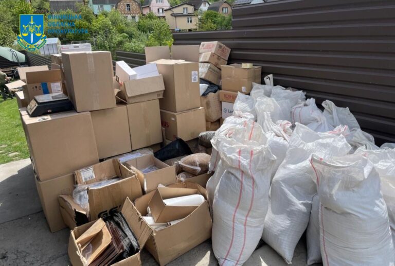 Вилучили майже 2,5 тонни тютюну: вінничанин займався бізнесом прямо на подвір’ї