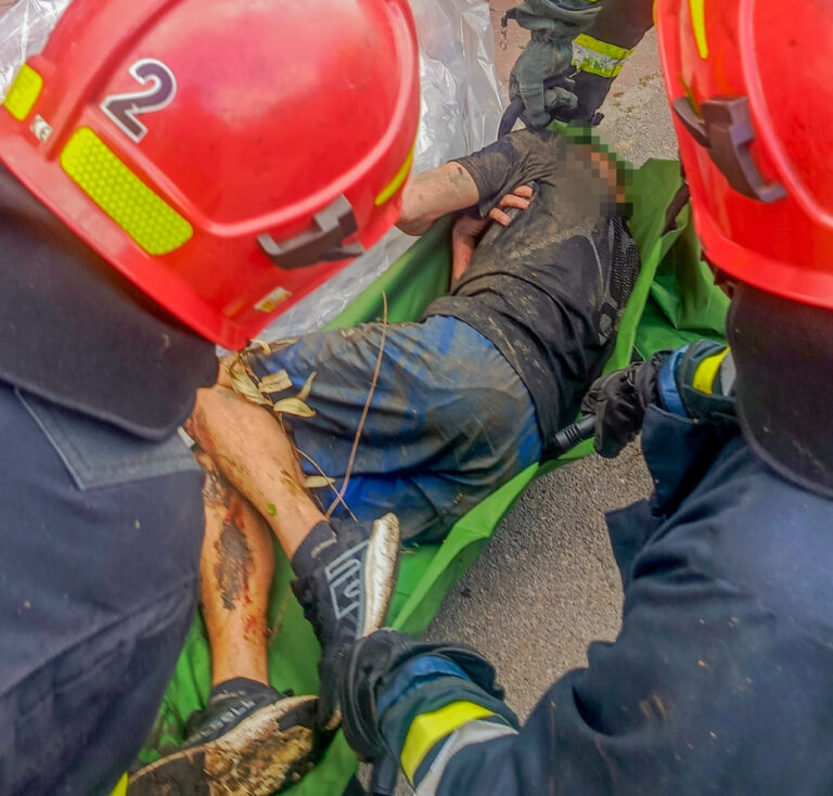 Впав у канаву та не міг вибратися: як у Вінниці рятували чоловіка (ФОТО)
