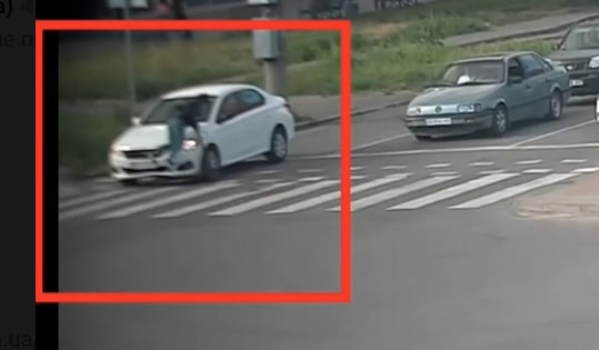 У Вінниці водій Peugeot збив дівчину на електросамокаті (ВІДЕО)