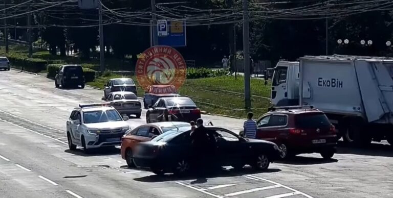 На Пирогова у Вінниці Volkswagen врізався в Hyundai (ВІДЕО)