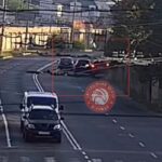 Небезпечний маневр: водій у Вінниці придавив сусіднє авто до огорожі