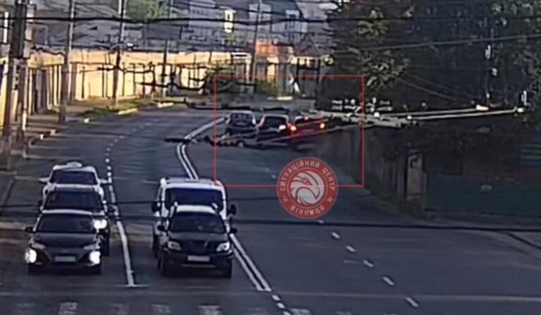 Небезпечний маневр: водій у Вінниці придавив сусіднє авто до огорожі