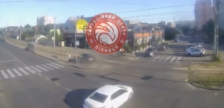 Вилетів на трамвайні колії і ледь не збив перехожу: у Вінниці трапилась ДТП