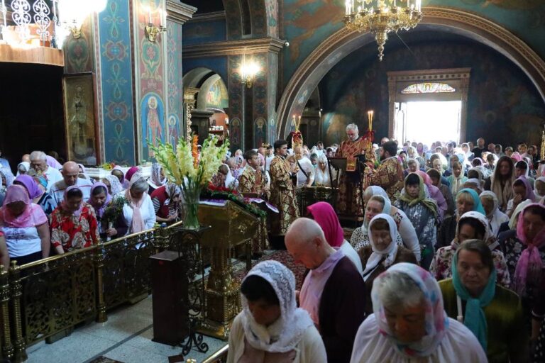 Медовий Спас у серці міста: сотні вінничан зібралися на літургію (ФОТО)