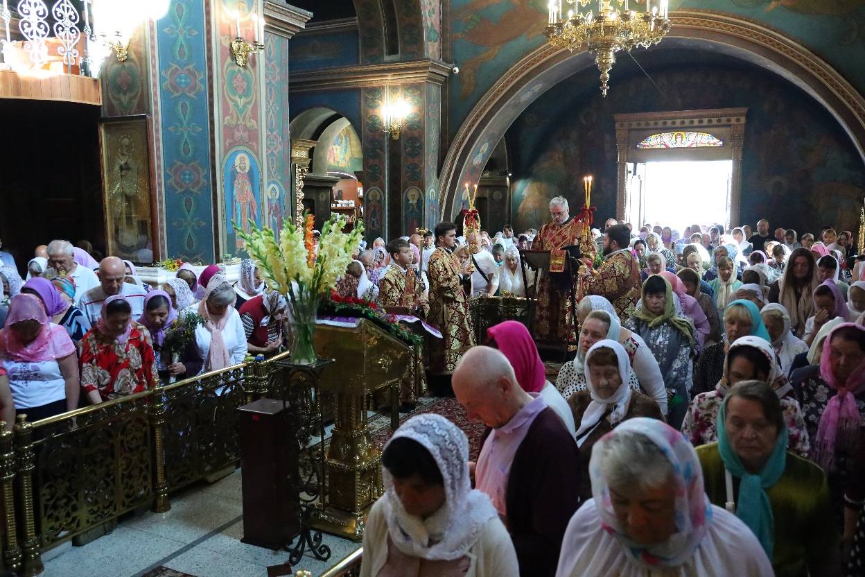 Медовий Спас у серці міста: сотні вінничан зібралися на літургію (ФОТО)