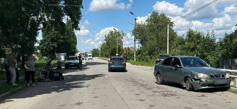У Барській громаді жінка на електровелосипеді зіткнулася з автомобілем