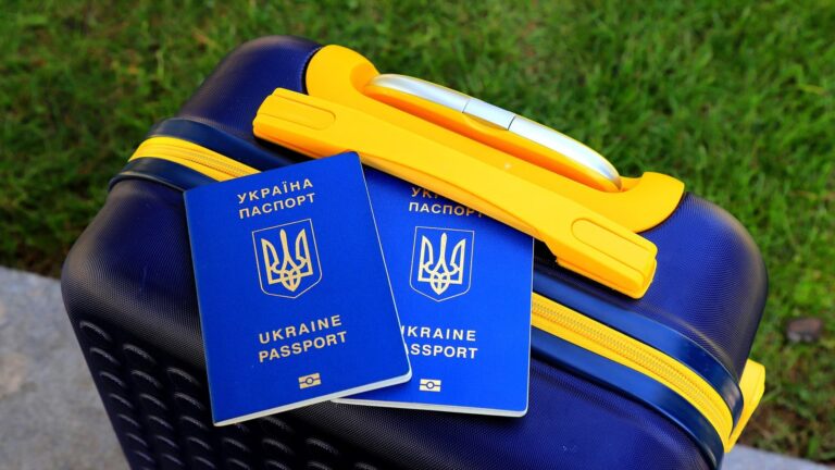 Уряд дозволив виїзд за кордон чоловікам 18–22 років під час воєнного стану: умови