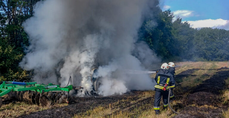 У Мурованокуриловецькій громаді під час польових робіт загорівся трактор