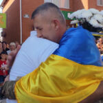 Обійми, сльози радості та подяка: Теплицька громада зустріла звільненого з полону Захисника Івана Сачкова