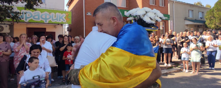 Обійми, сльози радості та подяка: Теплицька громада зустріла звільненого з полону Захисника Івана Сачкова