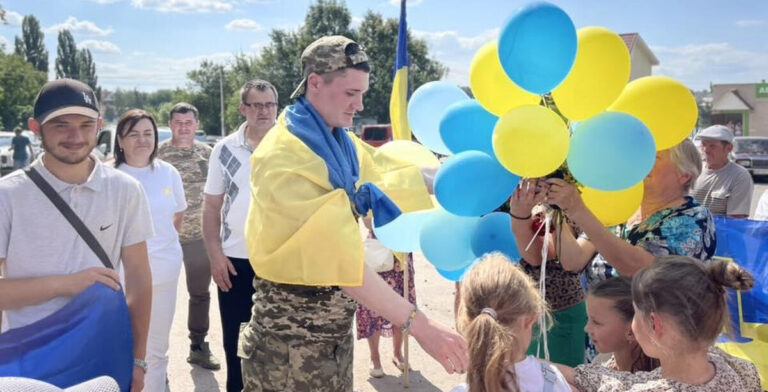 У Бершадській громаді зустріли звільненого з полону оборонця Сергія Кищука (ФОТО)