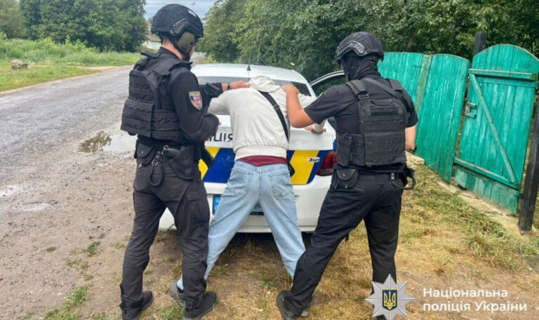 У Могилів-Подільському районі чоловік відкрив стрілянину по підлітках