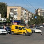 ДТП на Юності у Вінниці: Nissan вилетів за трамвайні колії