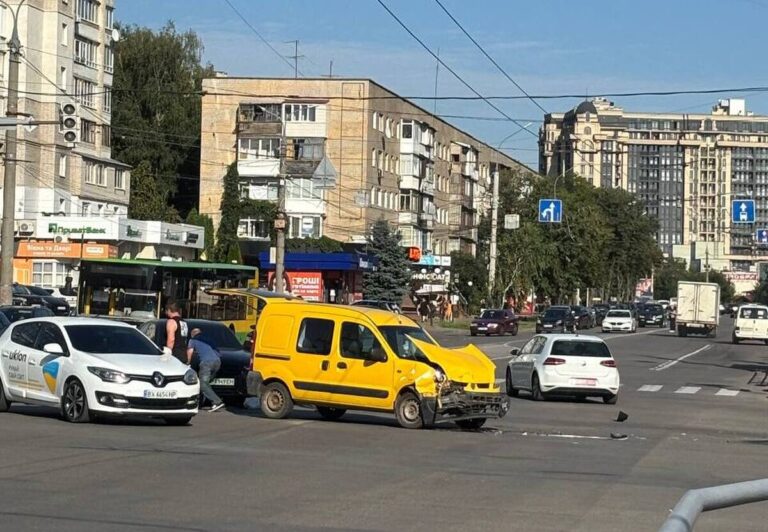 ДТП на Юності у Вінниці: Nissan вилетів за трамвайні колії