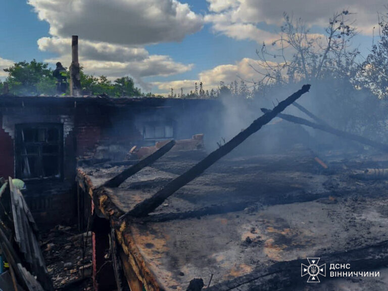 На Гайсинщині вогонь з господарської будівлі перекинувся на житловий будинок