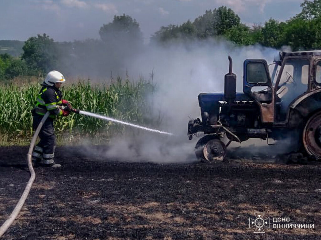 На полі в Тульчинському районі загорівся трактор
