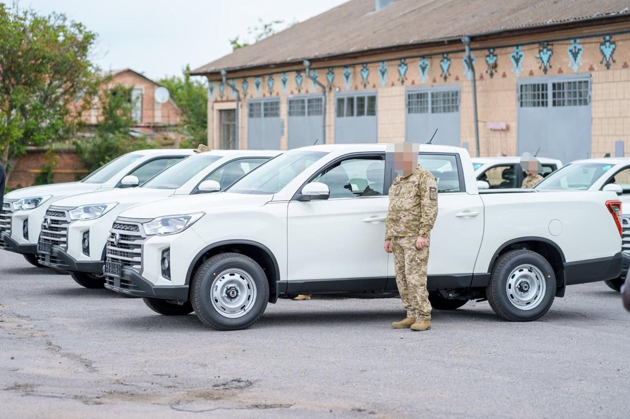 Міжрегіональний координаційний гуманітарний штаб передав вісім позашляховиків двом прикордонним загонам