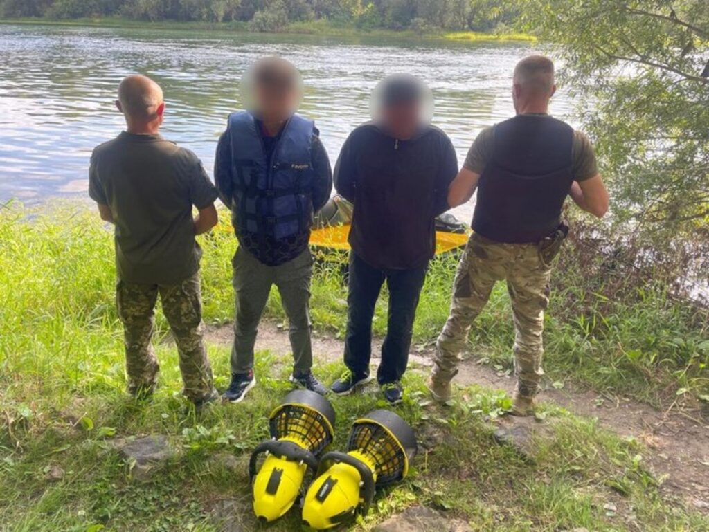 Втеча до Молдови: на Вінниччині затримали «гонщиків» на підводних скутерах